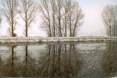 Sneeuw bij het kanaal