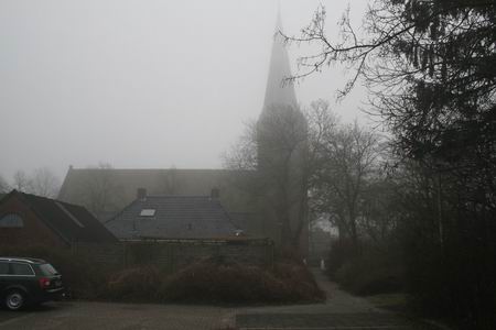 NH kerk in de mist