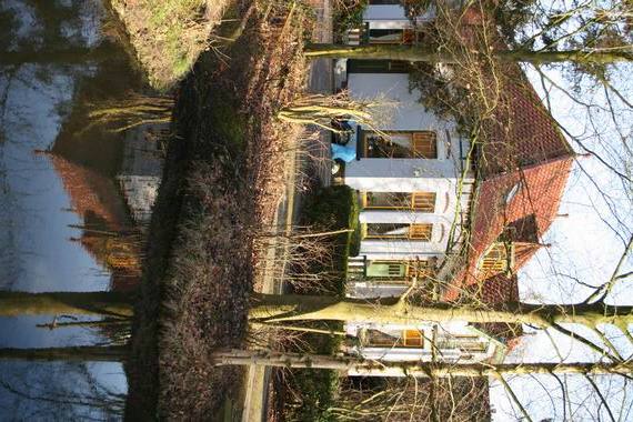 Langestraat 17, met spiegeling in sloot