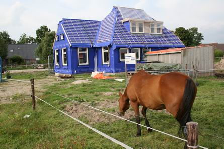 blauwe nieuwbouw in landelijke sfeer