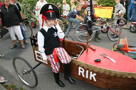 Rik opvallend gekleed bij zijn fraaie zeepkist