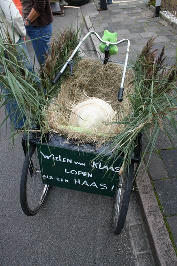 een groene zeepkist met wielen van Klaas