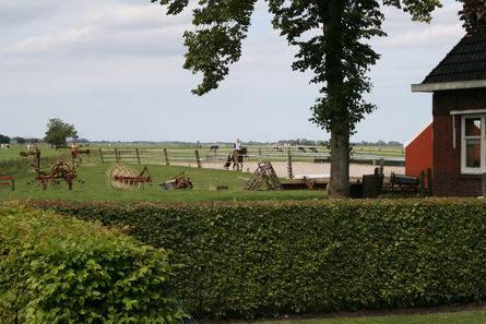 Lieflijk en landelijk met oude landbouwmachines en een jeugdige ruiter in de buitenmanege van Agema