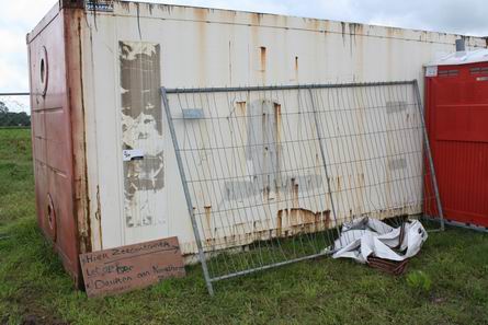 zeecontainer - ingang aan dorpkant, zoals aangegeven