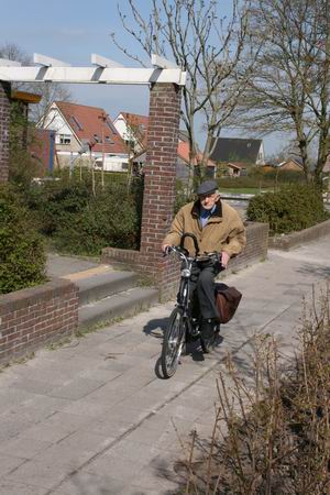 Gerrit Pruim, fietsend op weg naar huis, april 2008