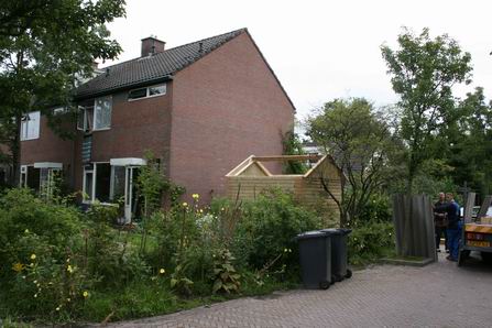 Hiemstra Houtbouwt in de tuin van de overburen