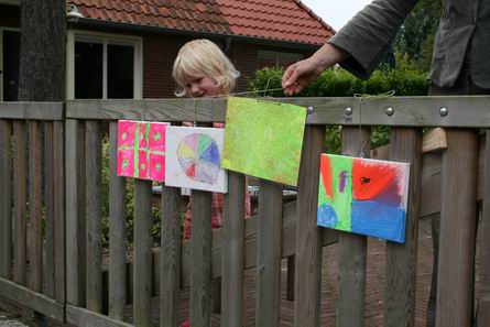 Jonge kunstenaar toont eigen werk, in de Nieuwstraat
