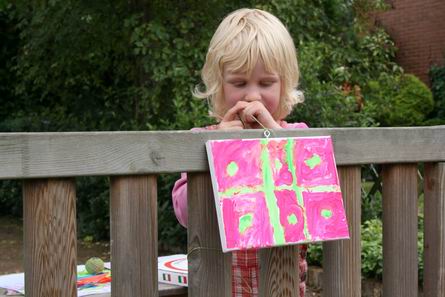 Kunstenaar met kunstwerk, verlegen en trots!
