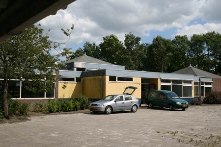 Voorkant ex-WLschool, nieuw dorpshuis in wording