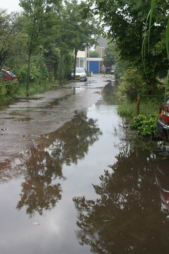 Uitzicht op een natte Verl.Oosterweg. Kwestie van wennen?