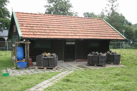 het damhertenonderkomen aan de Noordwijkweg, de rode dakpannen zullen worden vervangen door de grijze van de oude Dorpsstee