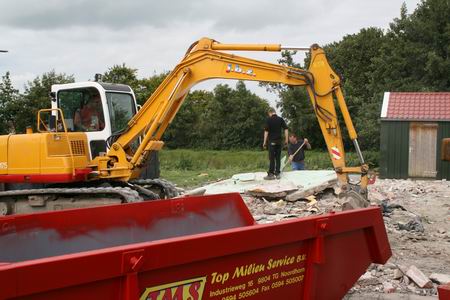 Het bedrijf JBZ voert de sloopwerkzaamheden uit, Top Milieu Service zorgt voor de afvoer van de materialen