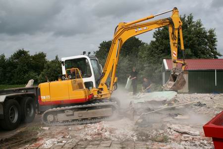 Af en toe vliegen de stofwolken omhoog, als er stukken Dörpsstee worden losgebeukt en in de bak gegooid