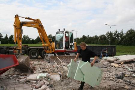 Ook isolatiemateriaal wordt, in dit geval handmatig, verwijderd. Geschikt voor hergebruik?