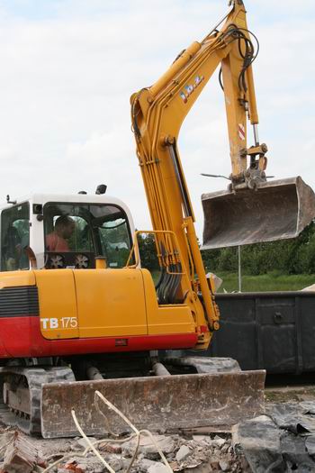 De JBZetter op de kraan/grijper/grondverzetter is druk bezig met het vullen van de afvoerbak. En nu maar hopen dat het Noordhorner dorpshuis elders aan de Noorderweg als een feniks uit zijn as verrijst....