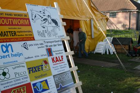 Daar speelde dit evenement zich af, in de reuzentent en op de achtergrond De Wegwijzer