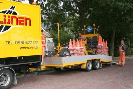 Zo, de klus geklaard, het werk zit er weer op, voor deze dag. De wittestrepenpoepmachine wordt met zorg op de aanhanger achter de felgele vrachtauto geplaatst. Voor vandaag voldoende verkeersveiligheid bevorderd.  
