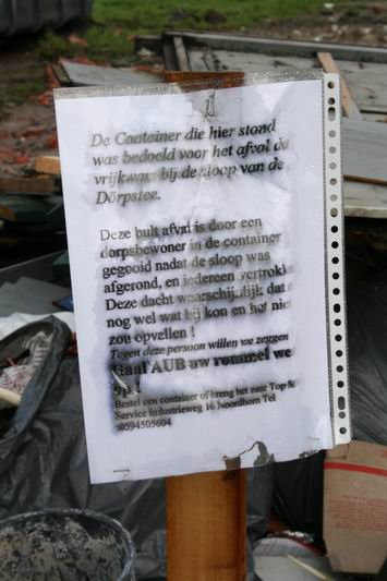 De tekst die geplaatst is bij de bult ongewenste afval op het terrein van de oude Dörpsstee aan de Noorderweg.