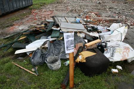 Ongewenst afval, aangetroffen nadat de sloop van de Dörpsstee werd voltooid en iedereen was vertrokken. Welke dolende geest zou hiervoor verantwoordelijk zijn?