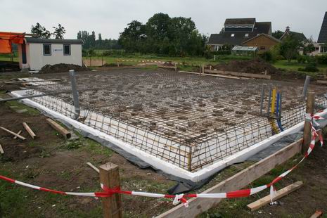 Bouwkavel Kooi aan de Meidoornstraat, van noordoost naar zuidwest. De vloer kan worden gestort.
