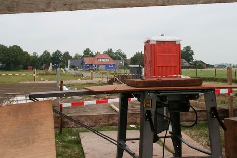 Doorkijkje zuid-noord bij de bouwkavel van Marco Kooi aan de Meidoornstraat. In de verte het nieuwe huis van de Zwama's, bijna geheel onder de pannen.