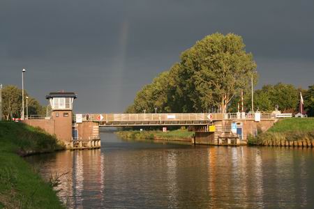 De brug over het Van Starkenborghkanaal tussen Noord- en Zuidhorn in het zonnetje. NU al in de schijnwerpers, terwijl er nog geen SWET-equipe is te bekennen....  