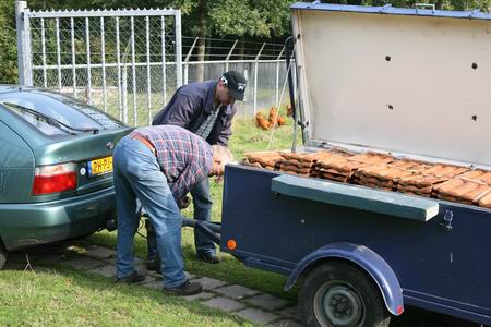 Ook het wegbrengen van de oude pannen werd goed geregeld. Geert Veenstra helpt Tiemen Helmus met de aankoppeling van de kar. Op naar de Meidoornstraat!