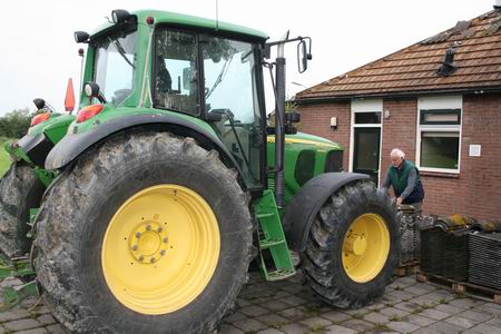 vrijwilligers Nico Vermue en Henk de Weerd regelen dakpannenvervoer van te slopen dorpshuis naar hertenkamp, ingang Noordwijkweg