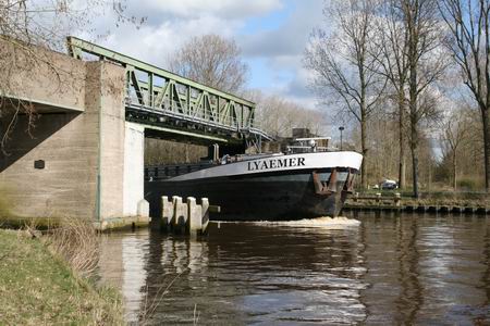 Lyaemer komt onder de spoorbrug door, foto vanuit het noordwesten, maart 2008