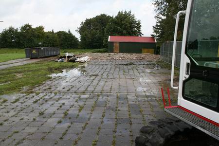 Verlaten plek, waar nog niet zo lang geleden de oude Dörpsstee stond. Nu nog slechts een houten keet, een milieubak en een hoop ongewenst afval....