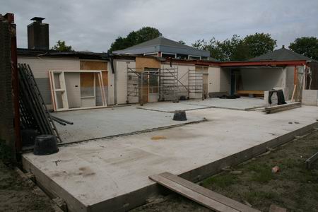 De vloer van de grote zaal is gestort, maar voltooiing gaat met horten en stoten.