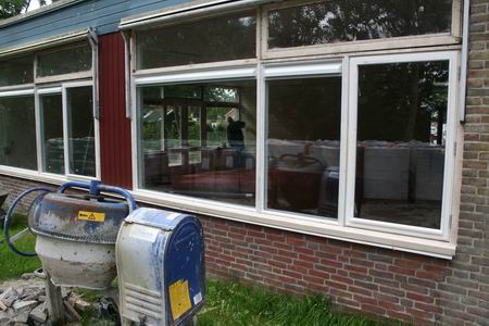 Een eenzame vrijwilliger gaat onverdroten verder met het ombouwen van de Willem Lodewijkschool tot nieuwe Dörpsstee.