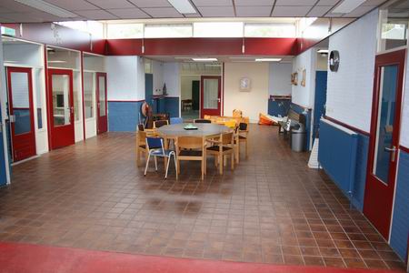 De binnenruimte van het vroegere schoolgebouw, waar bepaalde verenigingsactiviteiten doorgang kunnen vinden ondanks de verbouwperikelen.