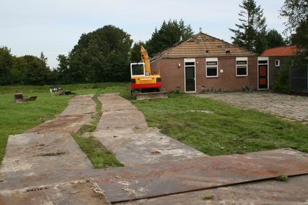 resize-of-dorpssteesloop-1-050920082 Verroeste oprijplaten en een dreigend grondverzetgevaarte tekenen de sfeer bij de oude Dörpsstee. Waarvoor zullen de oude Nutskleuterschoolmaterialen nu worden gebruikt??
