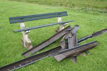 resize-of-dorpssteesloop-3-05092008 Bank verdwaald aan de rand van het sportveld, gezelschap gehouden door restanten dakgoot....