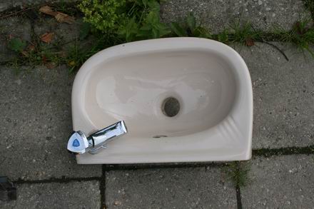 resize-of-dorpssteesloop-5-05092008 Een gaaf wasbakje met dito kraan probeert zich (op eigen kracht??) aan de sloop van de oude Dörpsstee te onttrekken...