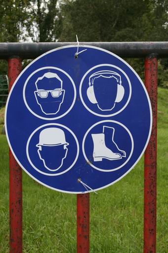 resize-of-gebodsbord-bij-sloop-05092008 draag een stofbril, zet antigeluidkussentjes op je oren, draag een helm en doe stevige werklaarzen aan....