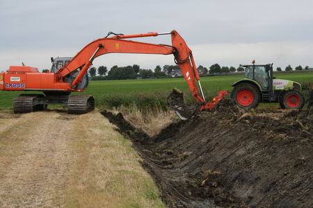 Kraanmachinist en bewerkend boer op een foto verenigd. Den Besten wil het beste voor zijn agrarisch bedrijf.  