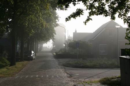 Komend vanaf het hertenkamp zie je links prompt het sfeervolle Hamsterpadplaatje met rechts huize Geertsema.  