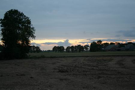 Laatste restje zonsondergang boven het land van Den Beste, het huis van de Rodenboogs, de boerenhoeve van de Vermuës. Wie het klein beetje niet eert....