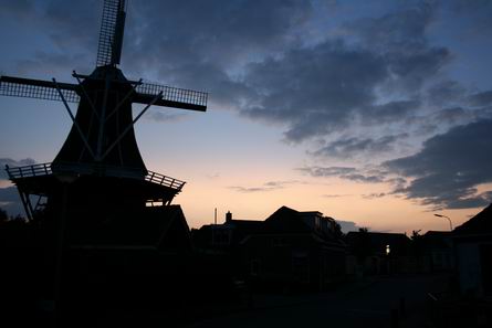 Meest opvallend, de onverlichte Fortuin, de contrastrijke lucht, Langestraat ter hoogte van de Schippersstraat. Een septemberavond rond een uur of acht, s avonds.  