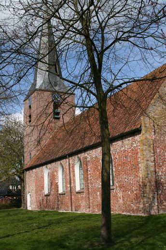 resize-of-nh-kerk-noordhorn-zuidkant-170420081 NH-kerk en toren, in Noordhorn de bekendste sporen van de geschiedenis. Imponerend, nog steeds. En dan kun je ook op ontdekkingstocht naar kleinere sporen als steunberen, muurijzers, noormannenpoortjes...