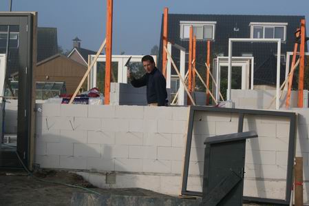 resize-of-nieuwbouw-marco-kooi-4-270920082 Marco Kooi werkt omhoog, het nieuwe huis begint driedimensionale vormen aan te nemen. Dat is heerlijk werken, je ziet dat het opschiet. Over een halfjaartje moet er kunnen worden gewoond, ijs- en wederdienende....