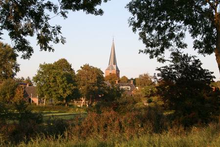 Goud over onze parel van het Westerkwartier, juweel van het Noorden, bekroond door de kenmerkende toren, goudgroen omlijst. De glans nestelt zich op mijn netvlies, kostbare wallpaper van mijn ziel.... (Nou ist wel even weer genog...)