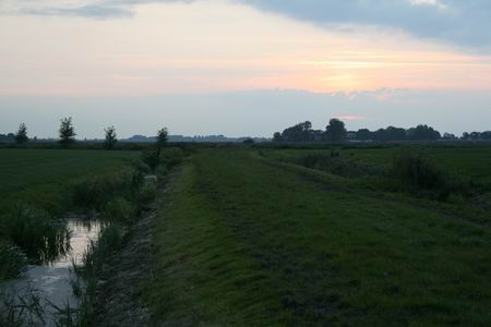 De oude heirbaan ten westen van de N355, ook op deze momenten een van de mooiste plekjes rond Noordhorn. De sloot geeft een apart accent, avondstemming.