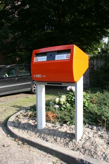 Daar staat ie dan, de nieuwe oranje postbus, iets zuidelijker. Waarom? TNT zal het ongetwijfeld weten. Waarschijnlijk omdat het historische pand van v/h Galerie Mebius, eerder postkantoortje, Paluno-onderdeel, winkeltje, hoofdenwoning te koop staat.