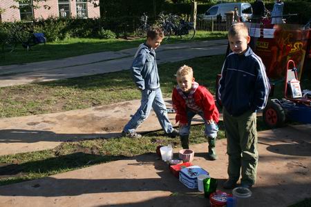 Groot voorbeeld doet kleinschalig volgen. Noordhorner talenten hebben de kunst afgekeken en proberen een slaatje te slaan uit de rommelmarktdrukte. Wilt u nog iets kopen? In de schaduw van de grote tent ontwikkelen deze economische veelbelovenden zich voorspoedig. Noordhorn, een dorp met toekomst!