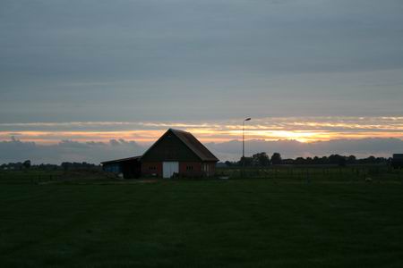 Schuur Jan Tempel steekt (toch nog) mooi af tegen ondergaande zon.