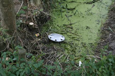 resize-of-sloot-vervuild-16092008 rommel in de sloot