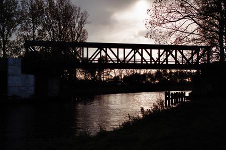 Dezelfde spoorbrug over het Van Starkenborghkanaal vanuit het noordoosten, tegenlichtopname, gemaakt aan het eind van de middag, najaar 2007